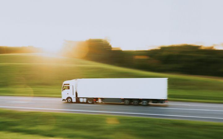 Beladener Umzugstransporter auf der Autobahn bei einem Fernumzug