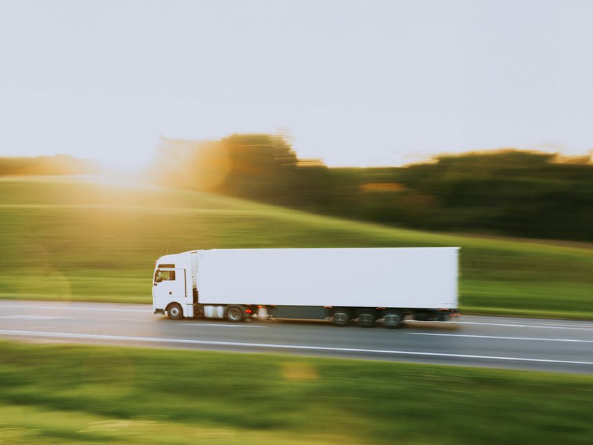 Beladener Umzugstransporter auf der Autobahn bei einem Fernumzug