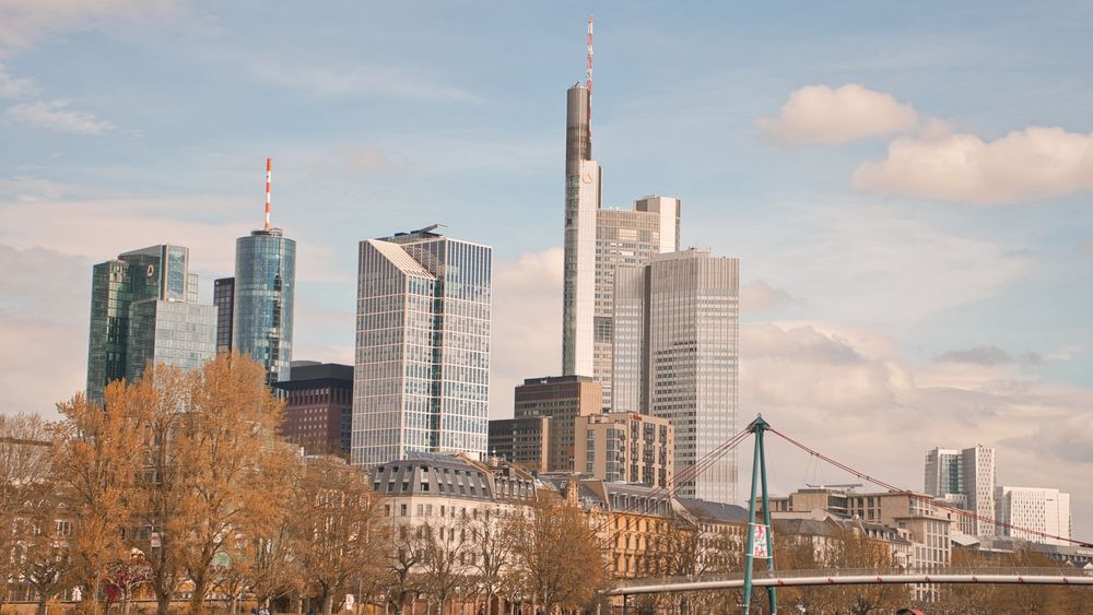 Blick über den Main auf die Frankfurter Skyline mit dem Übergang in Richtung Offenbach