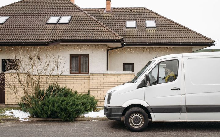 Mobile Halteverbotsschilder am Straßenrand vor einem Umzug