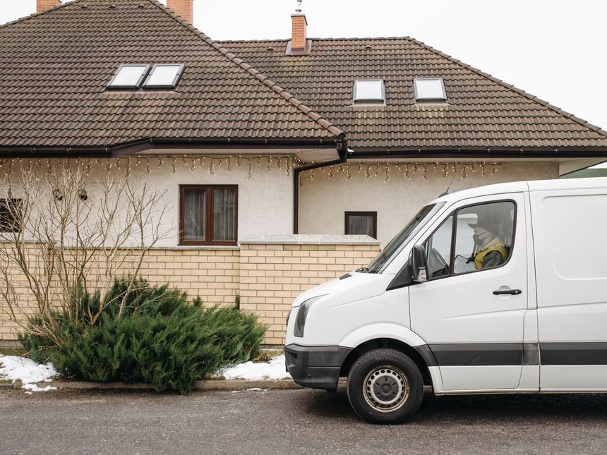 Mobile Halteverbotsschilder am Straßenrand vor einem Umzug