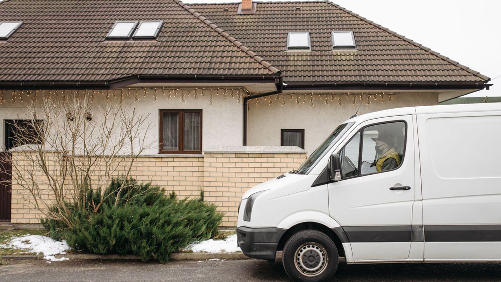 Mobile Halteverbotsschilder am Straßenrand vor einem Wohnhaus in Frankfurt