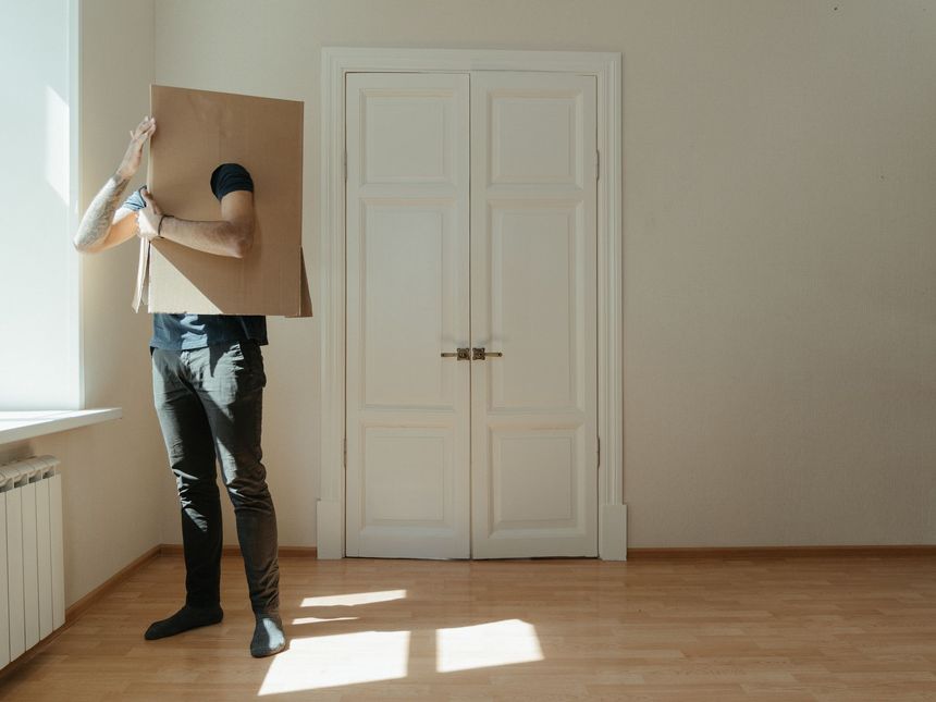 Leergeräumtes Zimmer während einer Haushaltsauflösung